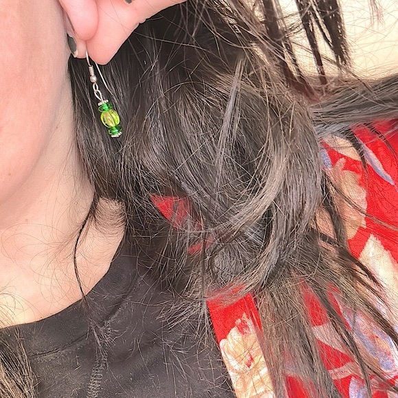🍀Lovely Greens Shades Glass Beaded Dangle Earrings Silver Fishhook Handcrafted - Picture 5 of 16